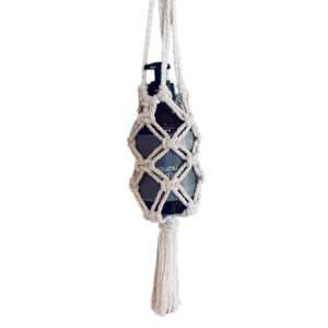 le petit sac en macramé est vraiment joli et super pratique pour emmener votre bouteille de savon en voyage.